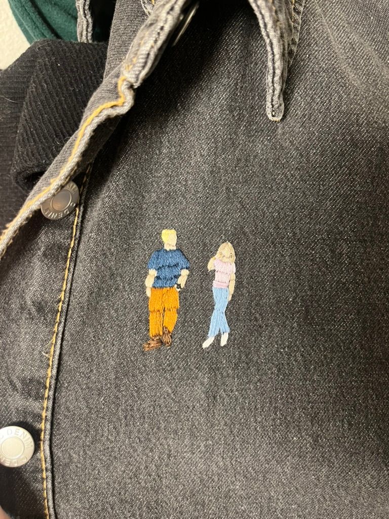 Miniatyrfolk på skjorta